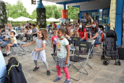 Los más pequeños disfrutaron con la música y las canciones de la compañía Encara Farem Salat, en un ‘teatro’ improvisado en La Terrasseta del Parc Olímpic de La Seu d’Urgell.