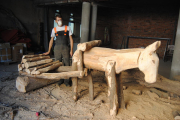 Erik Schmitz, trabajando en una de sus obras, que representa un carro tirado por una mula.