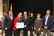 Pujol (seg. izq.) con el President de la Generalitat, Quim Torra, y ediles de Aitona tras recibir el premio. 