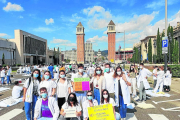 Metges interns residents de Lleida, en una protesta a Barcelona per reclamar millores laborals.