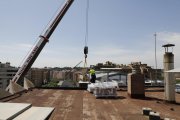 Un operario recoge el material para montar la antena. 