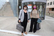 Las abogadas Anna Llauradó y Esther Sancho,  ayer antes de la vista en los juzgados del Canyeret. 