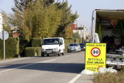 Empiezan a colocar las señales para limitar la velocidad a 30 km/h en casi todas las calles de Lleida