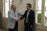 Roberto Fernández saluda al nuevo rector de la UdL, Jaume Puy, tras conocer los resultados.