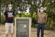 L’alcalde de Tornabous, David Vilaró, i Adam Majó, vora la placa de Lluis Companys al Tarròs.