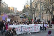 Marea Lila - Aquest col·lectiu, que afirma ser “neutral”, va convocar la manifestació a les sis de la tarda a la plaça Ricard Viñes de la capital i va finalitzar a Sant Joan amb la lectura d’un manifest i actuacions musicals. La pancarta  ...