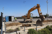 Una excavadora trabajaba ayer en la construcción del edificio Covid.