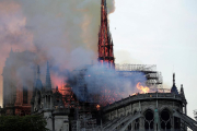 L’agulla central de Notre-Dame, durant l’incendi de l’any passat.