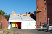 La carpa instalada en el exterior del Hospital Arnau de Vilanova de Lleida para dar apoyo en Urgencias.