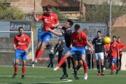 Un jugador del Juneda es estrechamente marcado por un rival durante un lance del partido.