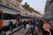 Algunos de los 400 pasajeros de los dos convoyes que salieron de los trenes a las vías tras la colisión. 