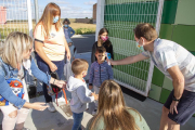 Als alumnes se’ls pren la temperatura abans d’entrar, com en aquesta escola de Tàrrega.