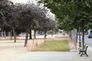 Algunos de los parterres de césped en la rambla de Pardinyes.