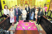 Foto de familia de los actuales miembros del pleno tras la sesión en que fue elegido alcalde Fèlix Larrosa el pasado 29 de agosto.