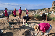 Alguns dels joves treballant al Castell Formós.