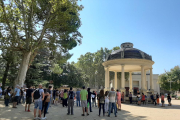 Vista de les persones congregades ahir al costat de la glorieta dels Camps Elisis de Lleida, amb Josep Pàmies al capdavant.