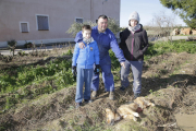 Agustí Barri, amb la seua família, ahir amb el cadàver del seu gos a la finca de la partida de Vallcalent.