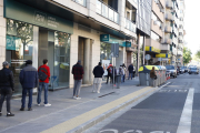 Larga cola de ciudadanos el jueves para acceder a la oficina de Correos de Rambla Ferran.