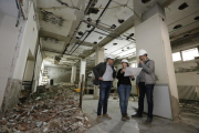 L’arquitecte municipal, Jaume Terés (esquerra), ahir durant una visita d’obres a la planta baixa de l’antiga Audiència a Ferran.