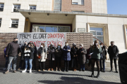 Una veintena de mujeres protestaron ayer ante la delegación del departamento de Salud en Lleida. 