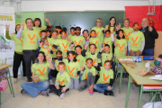 Los jóvenes estudiantes, confeccionado las gafas. 