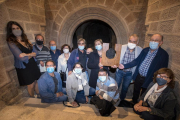 La presidenta del Fòrum l’Espitllera y miembros de la APACT, ayer tras la entrega del galardón.