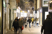 Compradors a l’Eix Comercial de la ciutat de Lleida, ahir a la tarda.