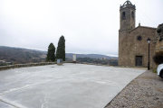 La plaça del nucli de Lloberola, on viuen dos famílies.