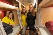 Las jugadoras del Vila-sana estrenaron ayer el autocar-hotel en su viaje a Asturias.