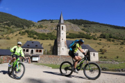 Turistes i aficionats a la BTT, ahir al matí al nucli de Montgarri, a la Val d’Aran.