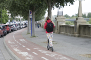 Imatge d’arxiu d’una dona en patinet elèctric pel carril bici de l’avinguda del Segre.