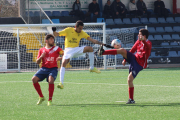 Una jugada del partido de ayer entre el Balaguer B y el Bell-lloc.