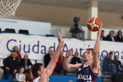 Mirza Bulic llança a cistella durant el partit del Melilla contra l’Almansa.