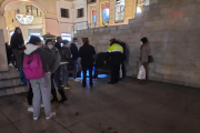 El joven herido estirado en el suelo de la plaza Sant Joan el día de los hechos.