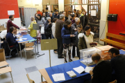 Colas para votar en un colegio electoral de Cappont.