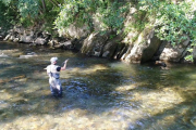 Un pescador al riu Valira diumenge passat.