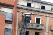 Momento del rescate de los Bomberos del operario herido ayer. 