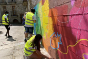 El mural que estan pintant a la plaça de Cap de Vila.