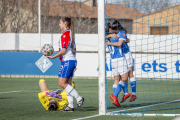 Hisui i Alexia miren de prendre la pilota a Gaste, futbolista de l’Alabès.