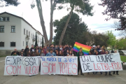 Alumnos de la Universitat de Lleida durante la protesta, ayer en la Facultad de Agrónomos. 
