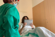 Videollamadas y ánimos  -  Los pacientes ingresados por coronavirus continúan haciendo uso de las tabletas electrónicas donadas para mantenerse en contacto con sus familiares, como se ve en la imagen de la derecha, con una mujer en el hospital S ...