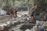 Imagen de los operarios trabajando ayer para retirar obstáculos en el curso del río Gorg en L’Albi. 