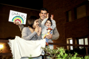 Una familia de Lleida aplaudiendo a los profesionales sanitarios. 