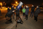 Algunos de los participantes en la observación astronómica, ayer en Agrónomos.