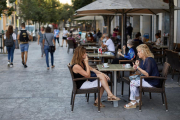 Unes clientes prenen cafè a la terrassa d'un bar de Girona.