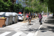 Nuevo carril bici en Fleming  -  Las obras del nuevo carril bici en la avenida Doctor Fleming, entre Ronda y Magí Morera, ya están finalizadas. Así, las bicis pueden circular en el lado que da al mercado municipal y una mediana con árboles sepa ...