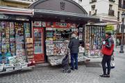 Vista d'un quiosc amb diaris i revistes a la venda.