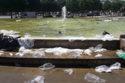 Decenas de bolsas en la fuente de Pardinyes.