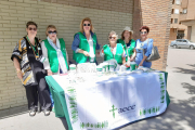 Pepi Mecias, a la izquierda, durante la celebración de la cuestación del año pasado con otras voluntarias de la AECC Lleida. 