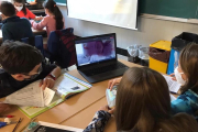 Una alumna de Maristes que està en quarantena segueix una classe de forma telemàtica.